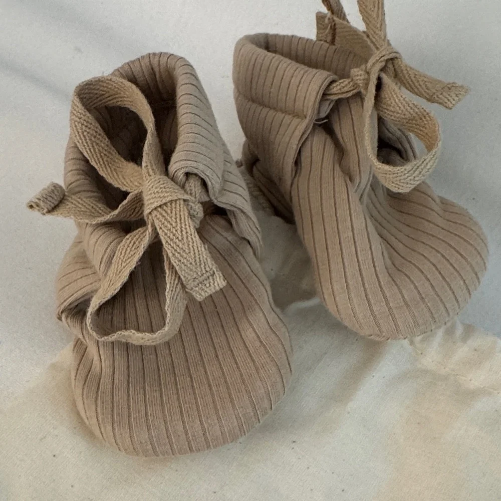 Quincy Mae Baby Ribbed Booties in Beige and Cream